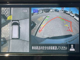 アラウンドビューモニター搭載。上から見下ろしたように液晶に映るのでスムーズな駐車をサポートします。