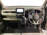 車内は光触媒抗菌消臭施工済です。スタイリッシュなデザインで暖かみのあるインパネ周りを演出します。グローブボックスやカップホルダーのほかにトレーなどたくさんの収納スペースが装備されています。