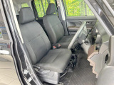 運転席まわりには十分なスペースがあり、大柄な方でもゆったり運転していただける環境です。