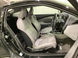 高いサポート性とフィット感を考えたスポーツシートですが、女性でも運転がしやすいようにシートの高さ調整機能(シートリフター)などもついております。