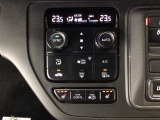 【左右独立オートエアコン】左右席で独立温度コントロールが可能です。運転席はキンキンに冷やして助手席はマイルドにと言った設定が可能です☆暑さ寒さでケンカすることもなくなりますね♪