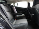 リアシートのセンターアムレストには2つのカップフォルダーつきで、車内全員がゆったりお過ごしいただけます!!