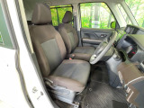 運転席まわりには十分なスペースがあり、大柄な方でもゆったり運転していただける環境です。