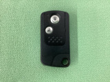 スマートキーを装備しています。鍵を差し込むことなくドアロックの開け閉めと、スタートボタン操作でのエンジンスタートができます。