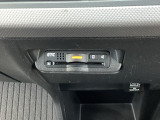 エアコンパネルの下にETCがついています。高速道路の料金所の通過も楽々です!。 カードの取り出しもしやすい場所についています。