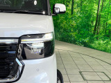 【LEDヘッドライト】悪天候や夜間走行時も良好な視界を確保し安心して運転できる高輝度LEDヘッドライトを装備!点灯速度が早く、消費電力も抑えられています。