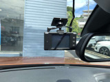 走行中、車両前方で発生したアクシデントなどを、このドライブレコーダーが記録します。万が一の時の証拠資料として有効だから安心です。