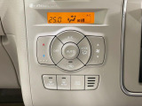 【オートエアコン】一度お好みの温度に設定すれば、車内の温度を検知し風量や温度を自動で調整。暑い…寒い…と何度もスイッチ操作をする必要はありません。快適な車内空間には必須の機能ですね♪
