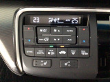 【左右独立オートエアコン】左右席で独立温度コントロールが可能です。運転席はキンキンに冷やして助手席はマイルドにと言った設定が可能です☆暑さ寒さでケンカすることもなくなりますね♪