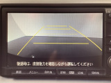バックでの車庫入れも安心です! リアカメラが付いているバックモニター付のナビを装備しております。操作線もついており距離感も画面から確認できます。