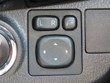 日本の駐車場は幅が広くないところが多くて、乗り降りが大変だったりしますよね。電動ミラーがあれば、室内でミラーをたためるので、駐車するときも便利ですね。