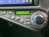 【オートエアコン】一度お好みの温度に設定すれば、車内の温度を検知し風量や温度を自動で調整。暑い…寒い…と何度もスイッチ操作をする必要はありません。快適な車内空間には必須の機能ですね♪