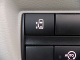 左側オートスライドドアです。運転席からでもスイッチひとつで開閉できるので、便利ですよ