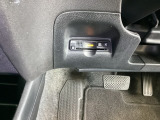 ハンドルの左下にETCがついています。高速道路の料金所の通過も楽々です。 カードの取り出しもしやすい場所についています。
