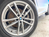 ●純正19インチアルミホイール:輸入車ならではの卓越した走りを支えるホイールと足回りです!日本車の走りに慣れている方にもぜひ体感して頂きたいほど、高いレベルでまとまっています!