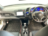 車内は光触媒抗菌消臭施工済です。インパネ周りはスタイリッシュなデザインです。グローブボックスやカップホルダーのほかにトレーなどたくさんの収納スペースが付いています。