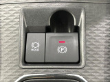 【電動パーキングブレーキ】パーキングブレーキは便利な電動式!ボタン一つで操作でき、アクセルを踏めば自動で解除されます♪レバーやペダルが無いので運転席廻りもすっきりしますね♪