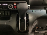 CVT車のセレクトレバーです。低速から高速まで、変速ショックのないスムーズな走りを実現するとともに、エンジン効率のよい領域を維持することで燃費にも貢献します。
