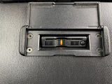 【ETC】有料道路を利用する際に料金所で停止することなく通過できる、ETC車載器(ノンストップ自動料金収受システム機器)が装備されています。セットアップを行うことで利用可能になります。