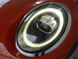 夜間走行時も良好な視界を確保し安心して運転できる高輝度LEDヘッドライトを装備!点灯速度が早く、消費電力も抑えられています。