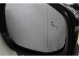 BSM搭載。バック出庫の際に左右から接近する車両を検知警告するRCTA。RCDも搭載。さらに、ドアを開ける際に後方からの接近車両との衝突の可能性がある場合警告するSEAも搭載しています。