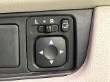 【電動格納ミラー】サイドミラーは電動格納式となっており、狭い駐車場でもキズがつくリスクを抑えられます。