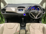 車内は光触媒抗菌消臭施工済です。インパネ周りはスタイリッシュなデザインで機能や装備も充実しています。グローブボックスやカップホルダーのほかにトレーなどたくさんの収納スペースが付いています。