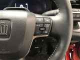ステアリングスイッチ付き。前方から目を離すことなく操作することが可能です。