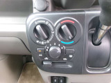 マニュアルエアコン付き車です。