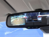 バックビューモニター搭載!Pレンジで後方の映像がディスプレイ付自動防眩式ルームミラーに映りますので駐車もラクラクですね(^^)! ※ナビのモニターには投影されません。