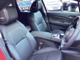 運転席のひじ掛けは安心して肘を預けることができ、運転中の緊張を和らげます。