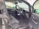 【ベンチシート】ラブラブ!(笑)で、運転席・助手席の行き来もしやすく、駐車時に便利☆また開放感もいいですね!一度体感されるとクセになりますよ(^^)