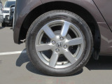 タイヤサイズは【155/65R14】です。ターボ車専用に塗装されたアルミホイールです。