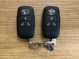 【スマートキー】 スマートキーを携帯していれば、ドアハンドルのボタンを押してロックの解除ができ、パワースライドドアもワンタッチで開閉できます