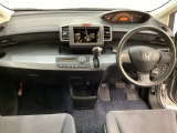 車内は光触媒抗菌消臭施工済です。インパネ周りはスタイリッシュなデザインで機能や装備も充実しています。グローブボックスやカップホルダーのほかにトレーなどたくさんの収納スペースが付いています。