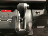 CVT車のセレクトレバーです。低速から高速まで、変速ショックのないスムーズな走りを実現するとともに、エンジン効率のよい領域を維持することで燃費にも貢献します。