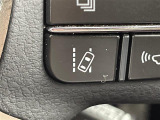 【レーンディパーチャーアラート(LDA)】クルマが車線または走路から逸脱する可能性がある場合に、ブザーまたはハンドルの振動により注意をうながします。機能には限界があるためご注意ください。