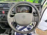 インテリアに合わせたデザインのステアリングは、運転される方のことも考え、運転しやすい形状、大きさです。是非一度、実際に触ってお確かめください。