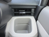 運転席前にあるドリンクホルダーです。空調吹き出し口の前にあるので、置いてあるお飲み物の温度コントロールができます。