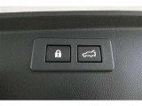 後ろが狭くてもサッと積める。途中で止められる安心のバックドア。後ろの駐車スペースが狭い時に重宝しますよ♪