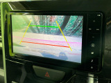 【バックカメラ】駐車時に後方がリアルタイム映像で確認できます。大型商業施設や立体駐車場での駐車時や、夜間のバック時に大活躍!運転スキルに関わらず、今や必須となった装備のひとつです!