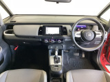 車内は光触媒抗菌消臭施工済です。インパネ周りはスタイリッシュなデザインです。グローブボックスやカップホルダーのほかにトレーなどたくさんの収納スペースが付いています。