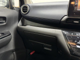 【グローブボックス】車検証、サングラスやCDなど小さい荷物が収納できるので車内を綺麗に整頓できますね。