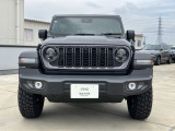 「どこにでも行ける。何でもできる。」Jeepに息づく自由の精神はその素晴らしい性能で、Jeepだから辿り着ける未知なる世界へ誘い心と身体を開放します。