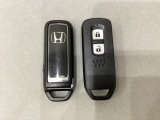 スマートキーを装備しています。鍵を差し込むことなくドアロックの開け閉めと、スタートボタン操作でのエンジンスタートができます。スペアキーも同じものを用意しております。