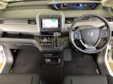 車内は光触媒抗菌消臭施工済です。インパネ周りはスタイリッシュなデザインで機能や装備も充実しています。グローブボックスやカップホルダーのほかにトレーなどたくさんの収納スペースが付いています。