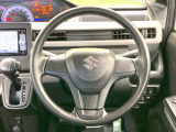 インテリアに合わせたデザインのステアリングは、運転される方のことも考え、運転しやすい形状、大きさです。是非一度、実際に触ってお確かめください。