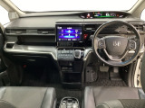 車内は光触媒抗菌消臭施工済です。スタイリッシュなデザインでスポーティなインパネ周りを演出します。グローブボックスやカップホルダーのほかにトレーなどたくさんの収納スペースが付いています。