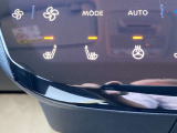 運転席・助手席クィックコンフォートシートヒータースイッチ、ステアリングヒータースイッチです。寒い日は助かります。