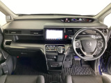 車内は光触媒抗菌消臭施工済です。スタイリッシュなデザインでスポーティなインパネ周りを演出します。グローブボックスやカップホルダーのほかにトレーなどたくさんの収納スペースが付いています。